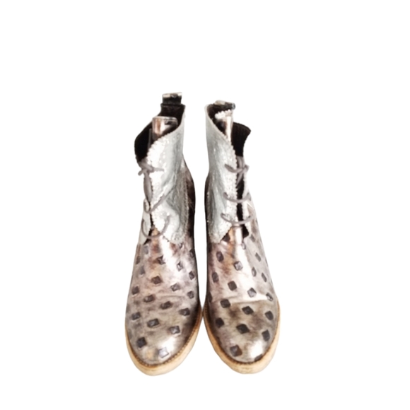 Australian Luxe Collection womens size 7 speckled metalic silver lace up…